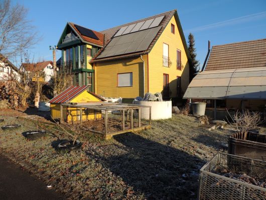 Haus nach eisiger Nacht